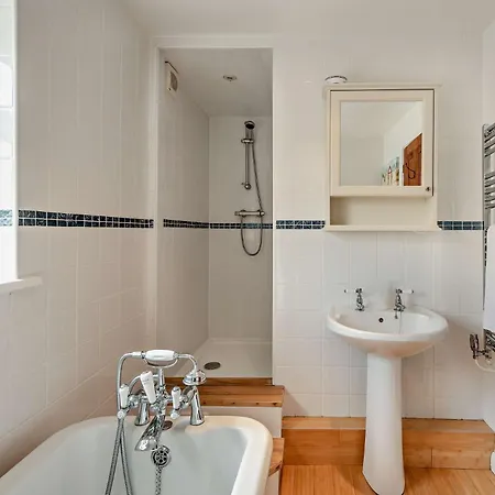2 Bed In Kirkland Sz255