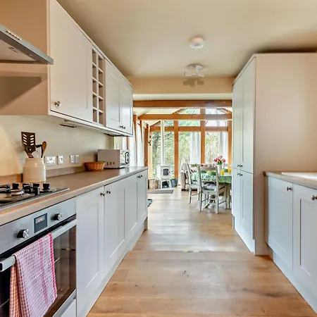 2 Bed In Kirkland Sz255 3*
