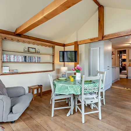 2 Bed In Kirkland Sz255