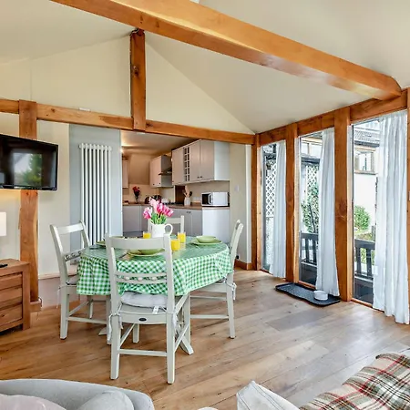 2 Bed In Kirkland Sz255 3*
